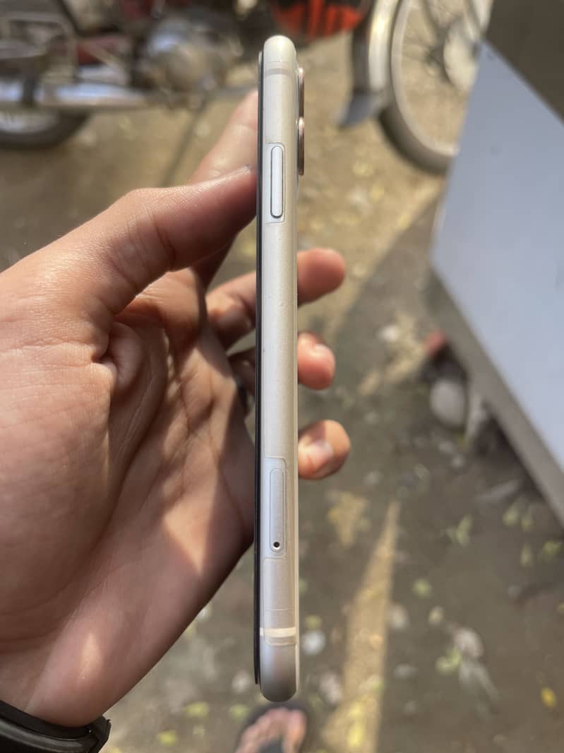 Apple iPhone 11 3