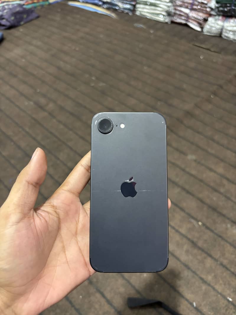 Apple iPhone 16e jv 0