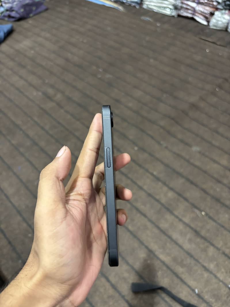 Apple iPhone 16e jv 3