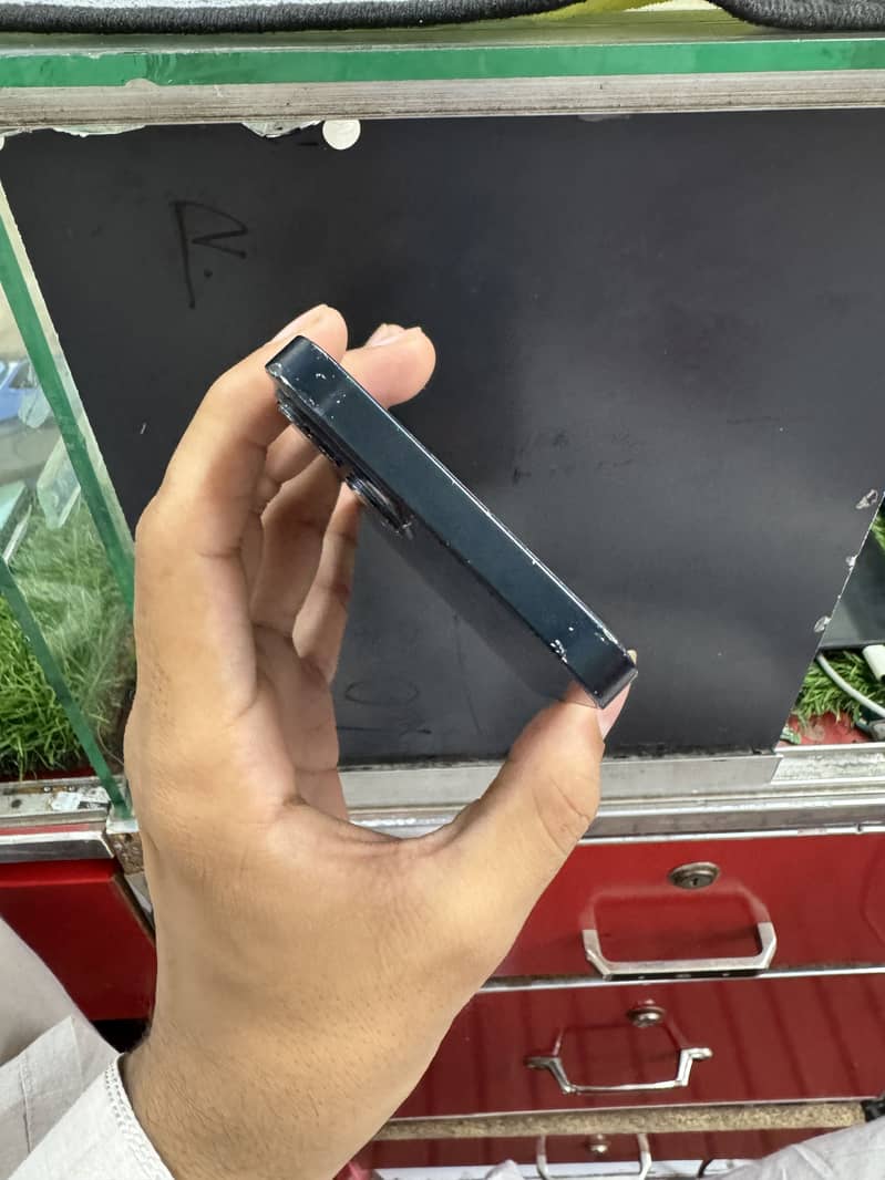 Apple iPhone 13 0