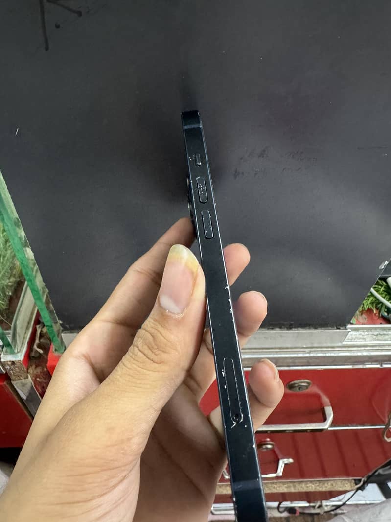 Apple iPhone 13 5