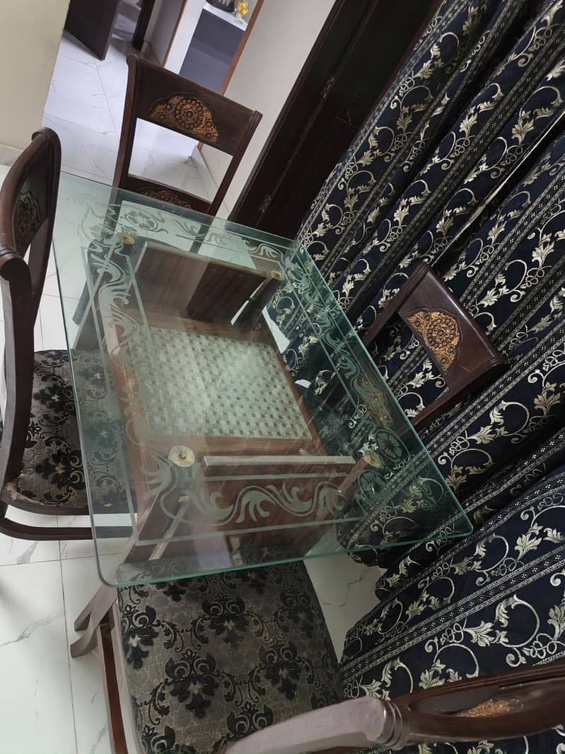 Dining Table in Excellent Condition 1