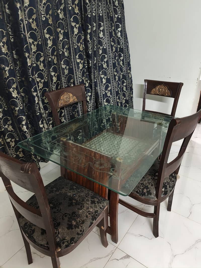 Dining Table in Excellent Condition 2