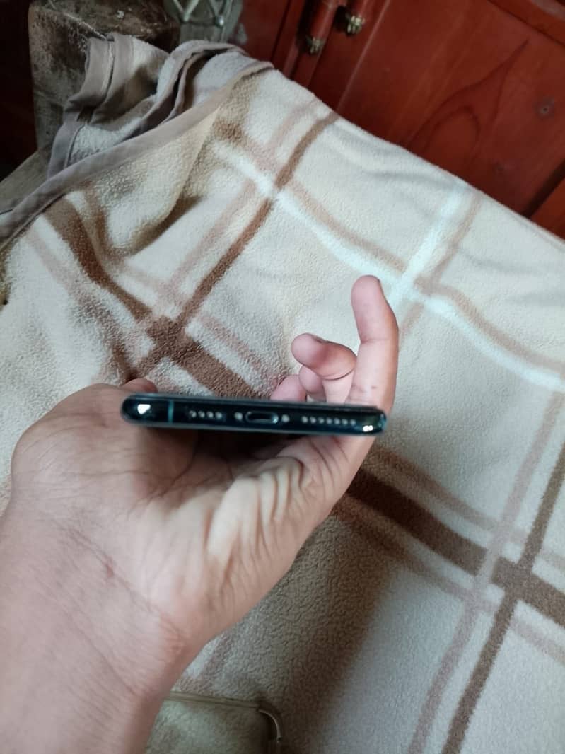 Apple iPhone 11 4