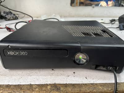 Xbox 360 slim with controller
