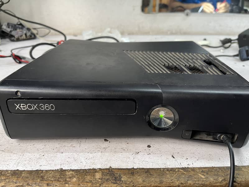 Xbox 360 slim with controller 0