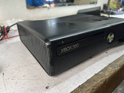 Xbox 360 slim with controller