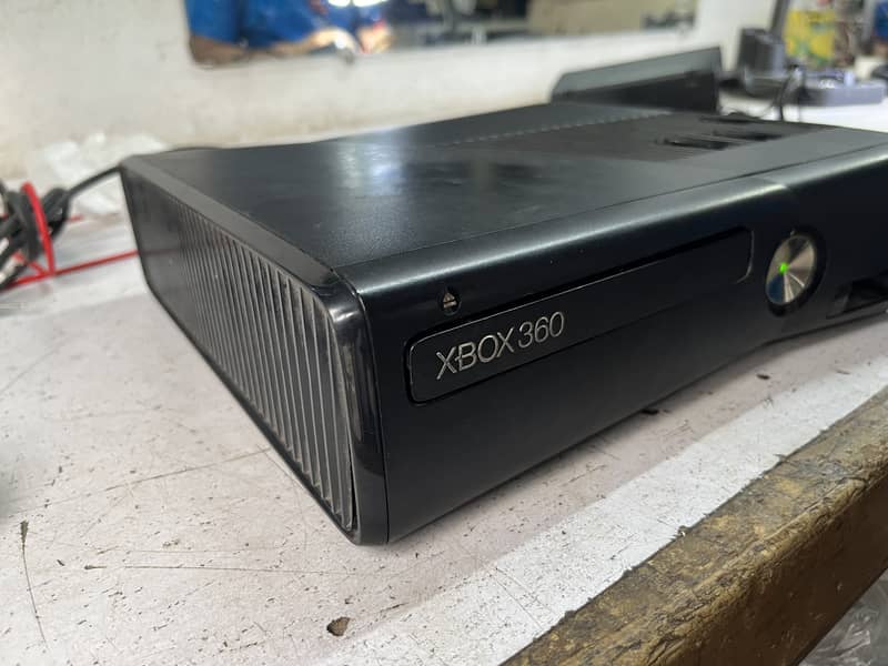 Xbox 360 slim with controller 1