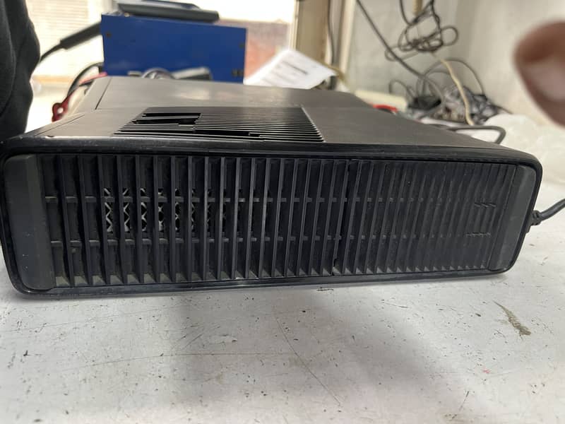 Xbox 360 slim with controller 2