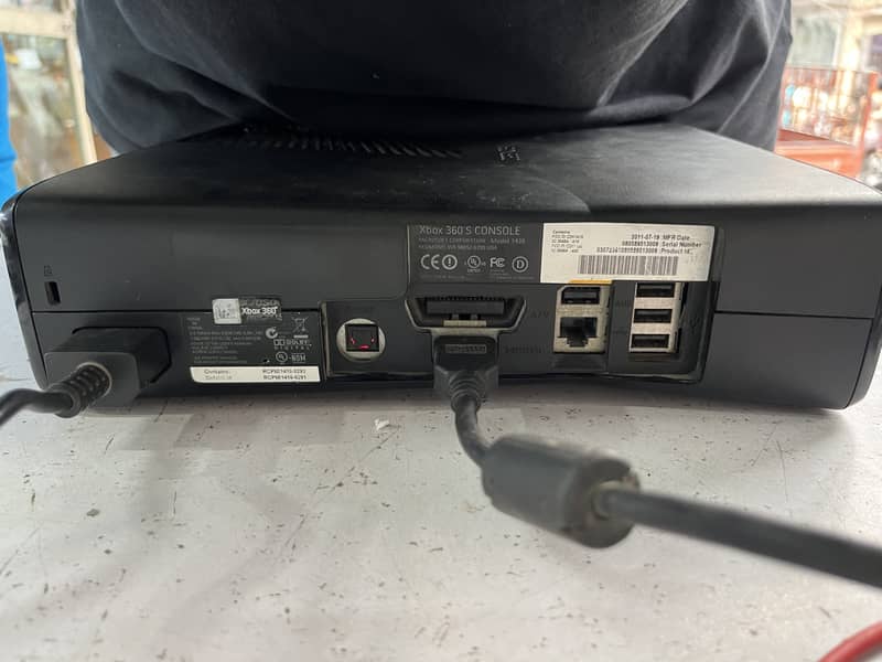 Xbox 360 slim with controller 3