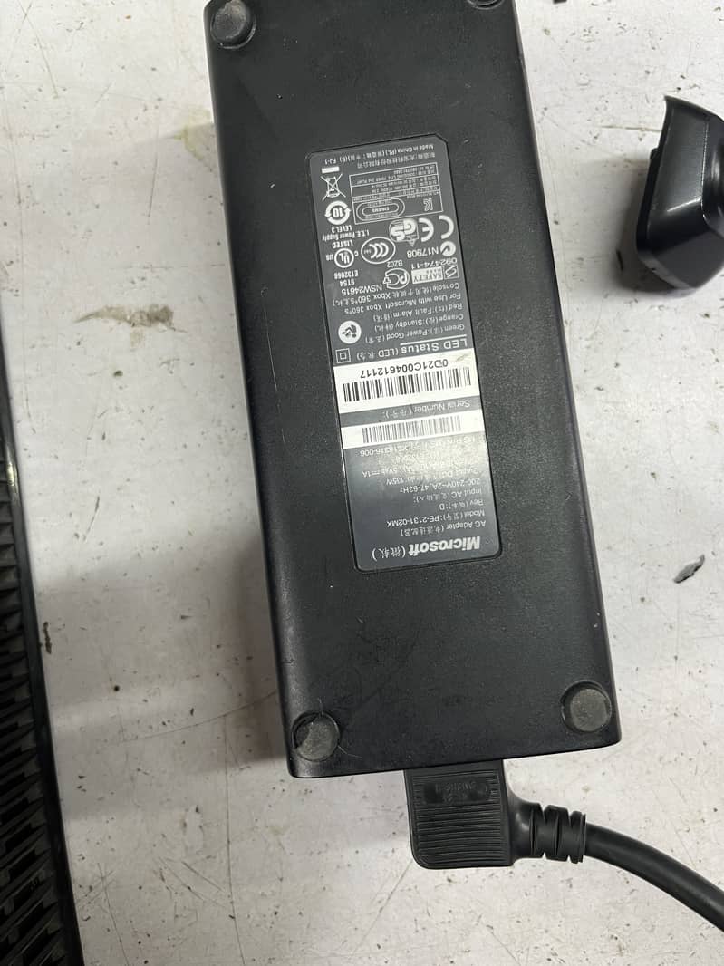 Xbox 360 slim with controller 4