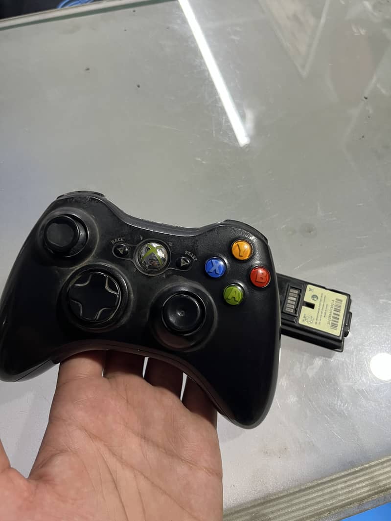 Xbox 360 slim with controller 5