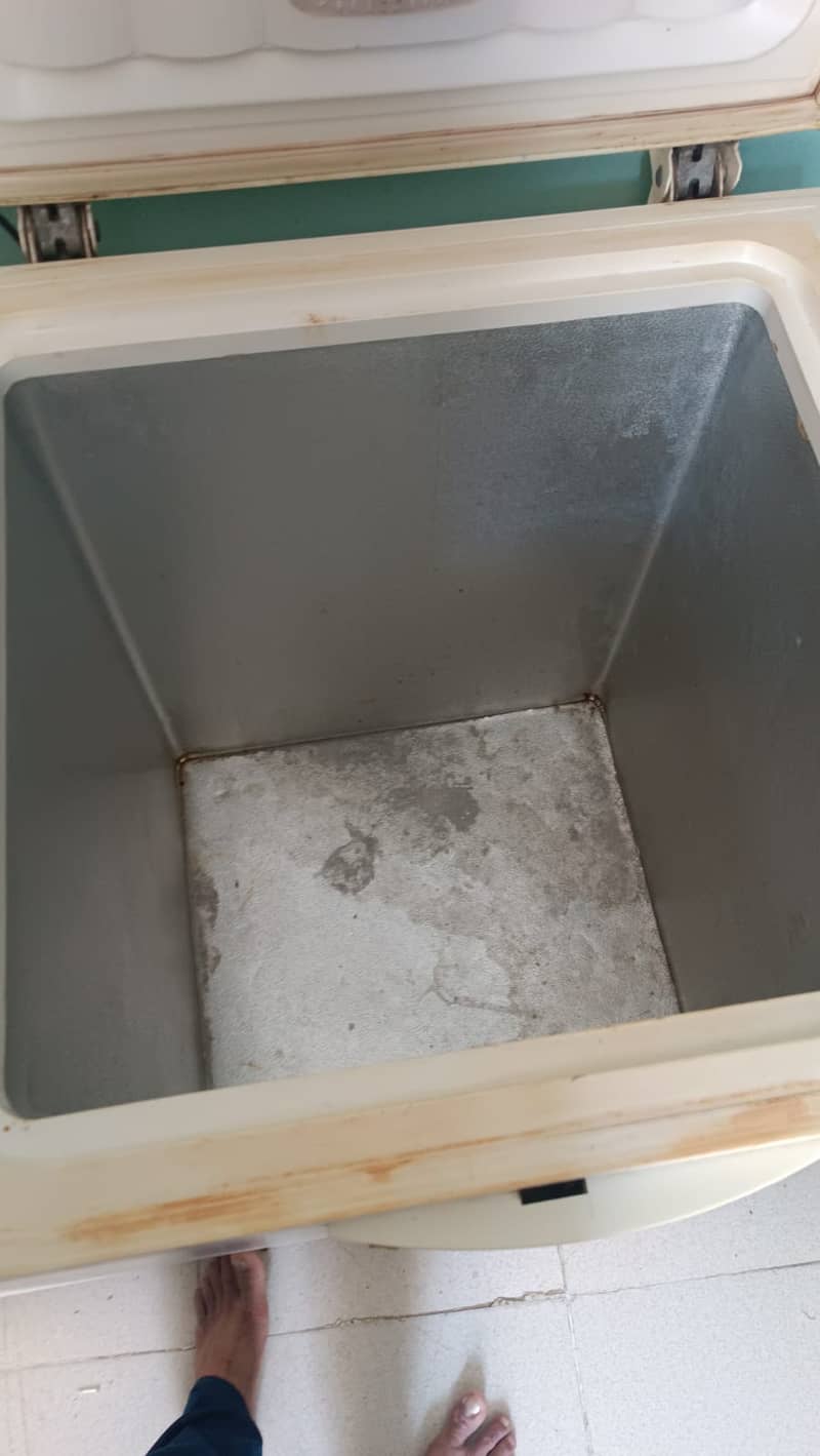 Waves Refigerator / Fridge 8