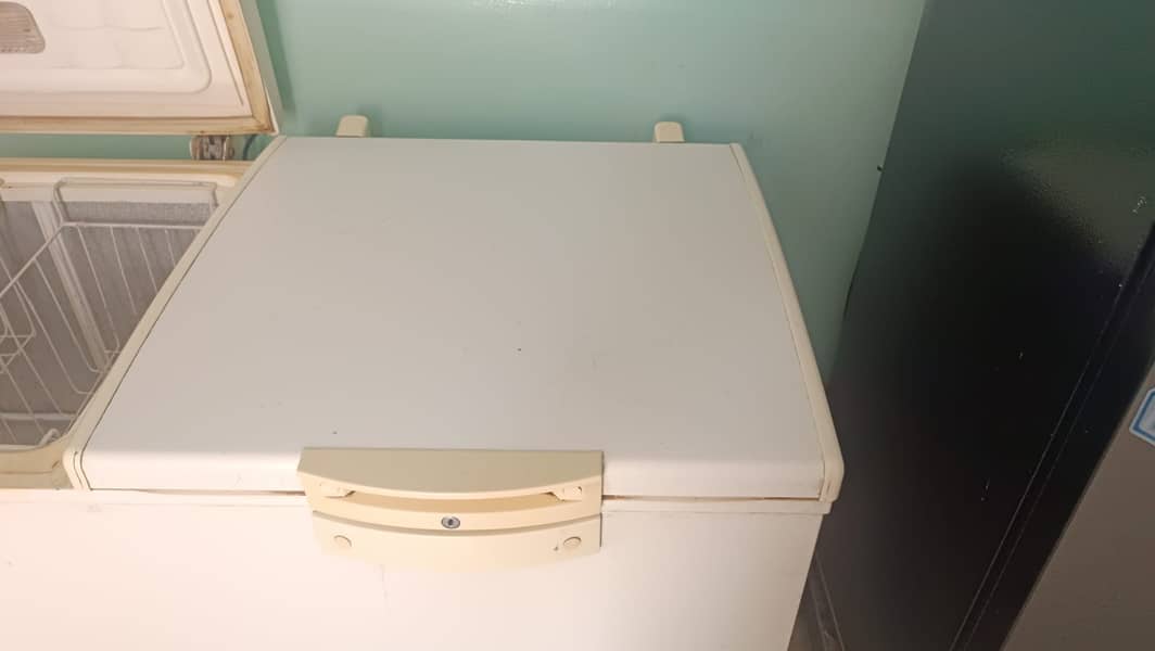 Waves Refigerator / Fridge 9
