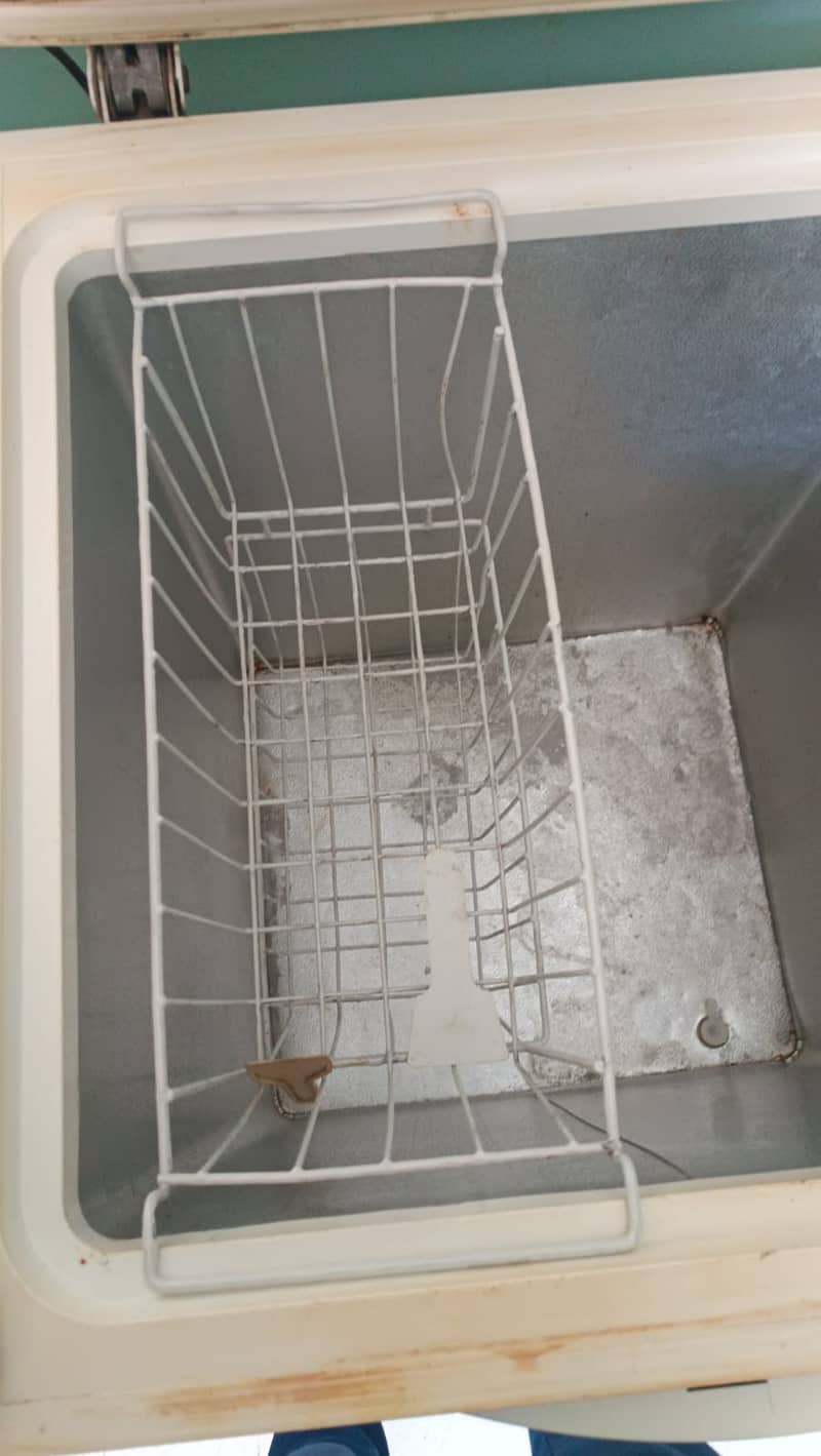 Waves Refigerator / Fridge 12