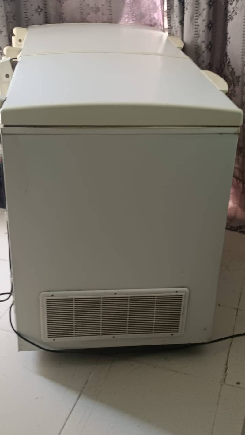 Waves Refigerator / Fridge 18