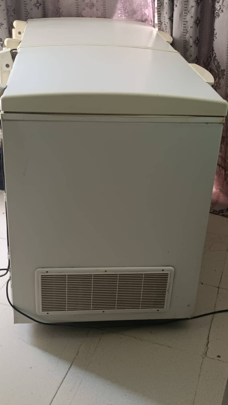 Waves Refigerator / Fridge 19