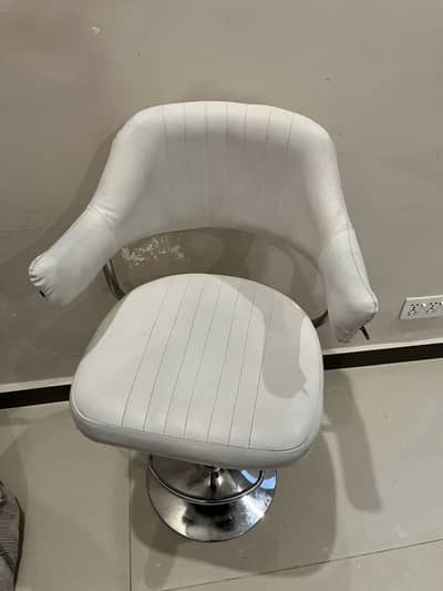 Revolving chair in 10/10 condition and height adjustment