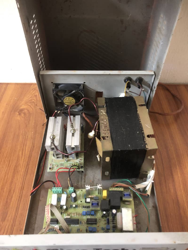 MICROTECH 1000 WATTS UPS 1