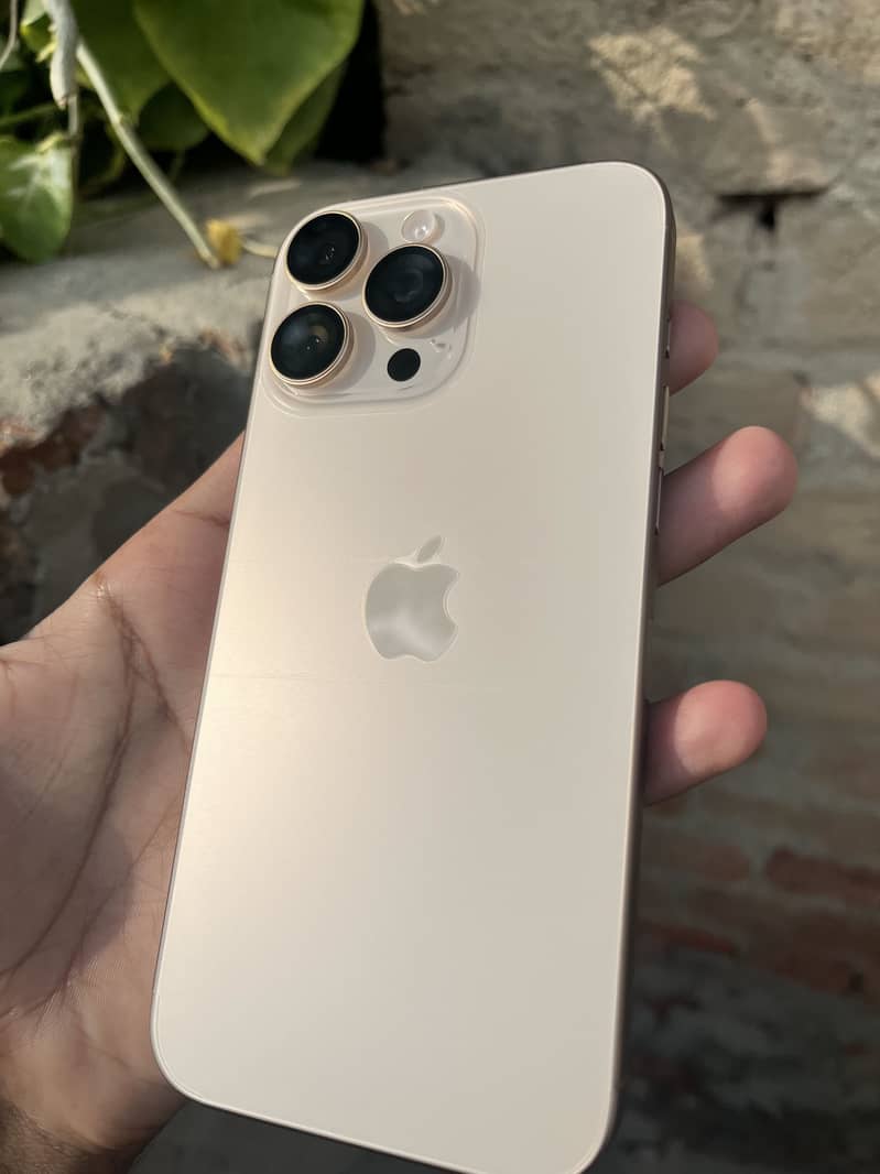 Apple iPhone 16 Pro Max 0