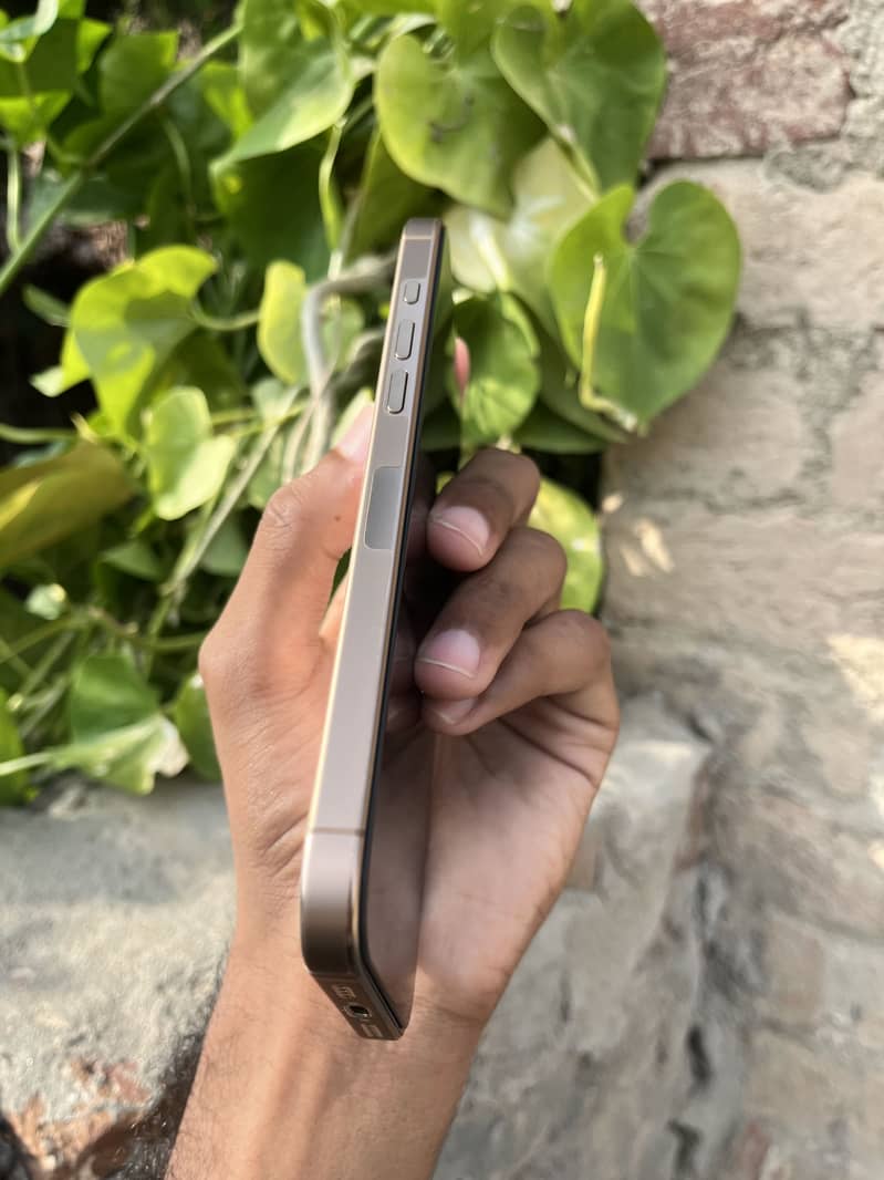Apple iPhone 16 Pro Max 3