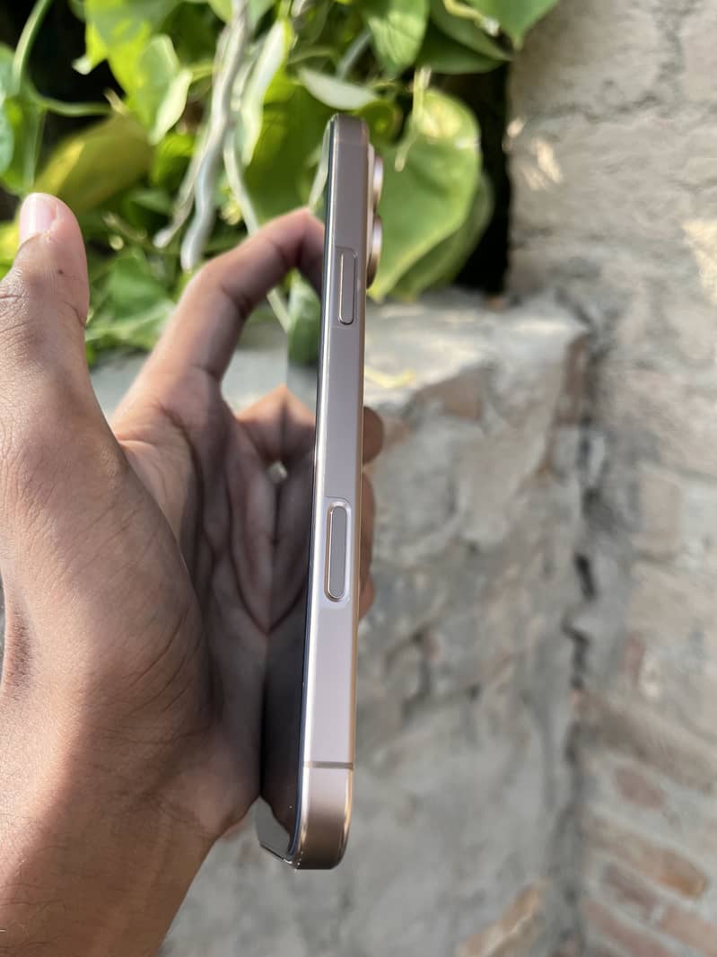 Apple iPhone 16 Pro Max 4