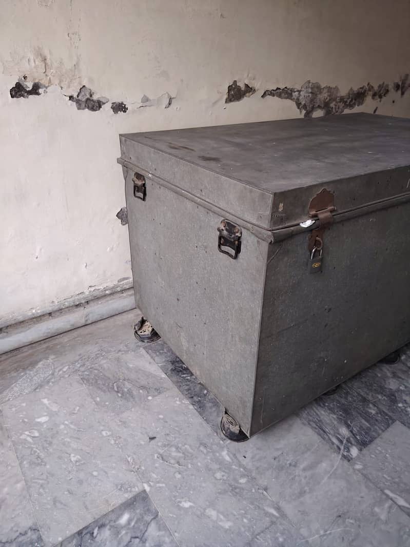 Petty trunk 2