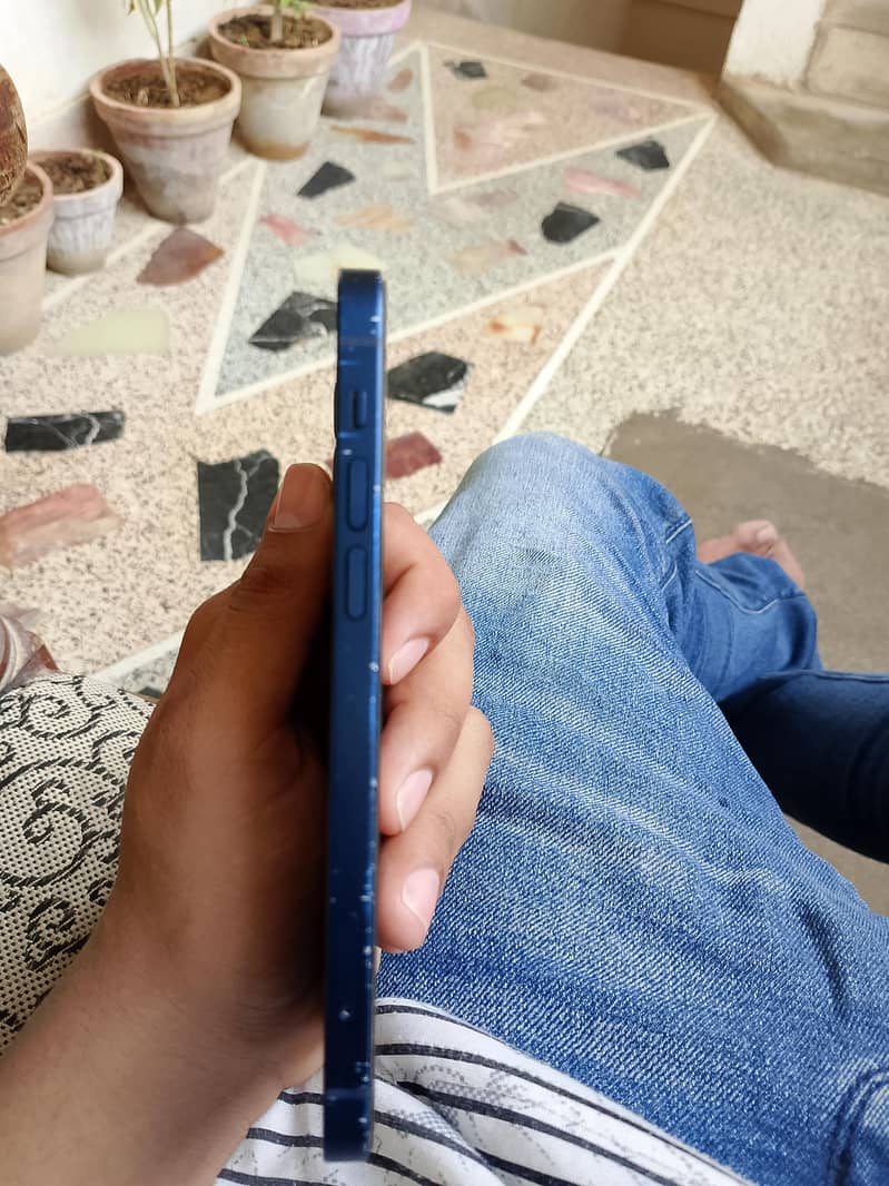 Apple iPhone 12 4