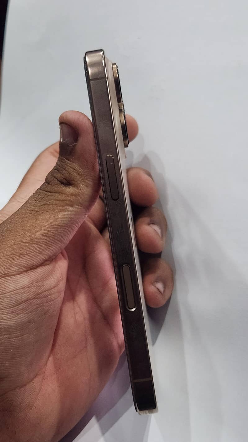 Apple iPhone 16 Pro 1
