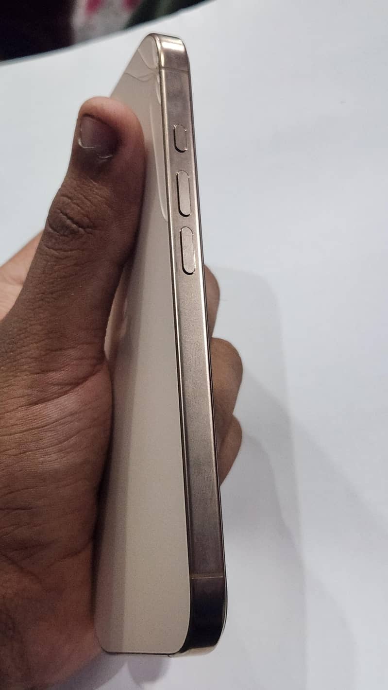 Apple iPhone 16 Pro 2
