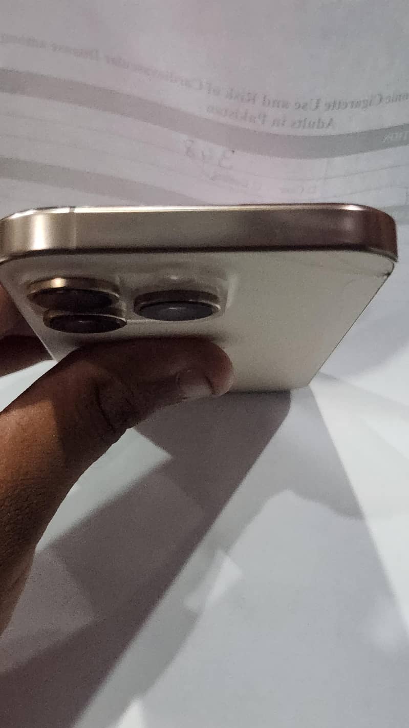Apple iPhone 16 Pro 3