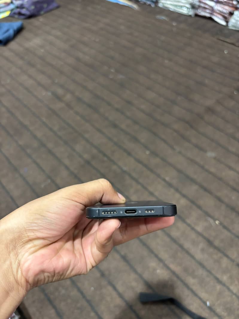 Apple iPhone 16e 1