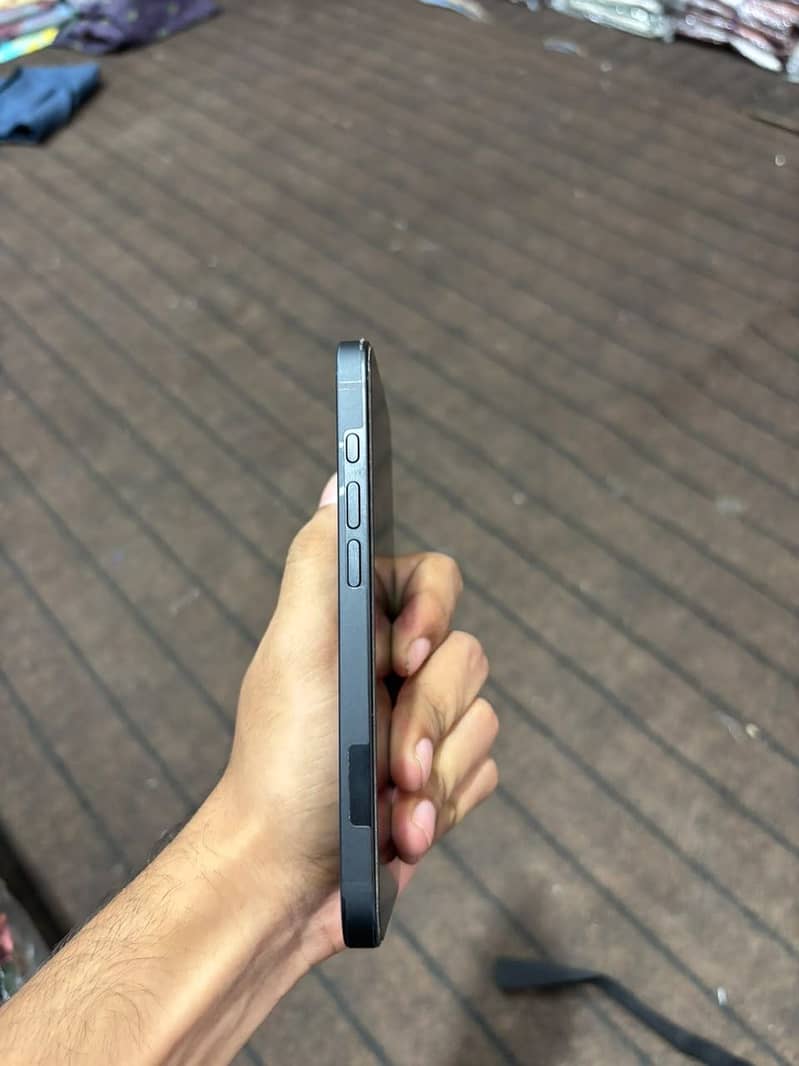 Apple iPhone 16e 2