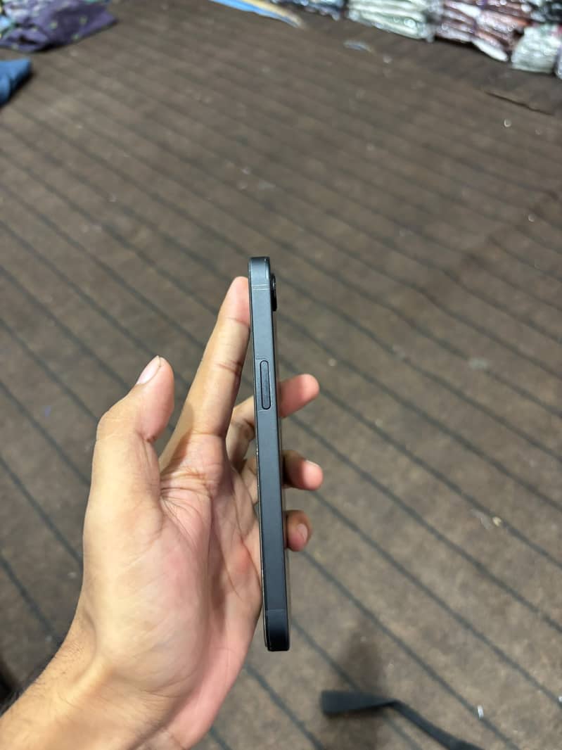 Apple iPhone 16e 3