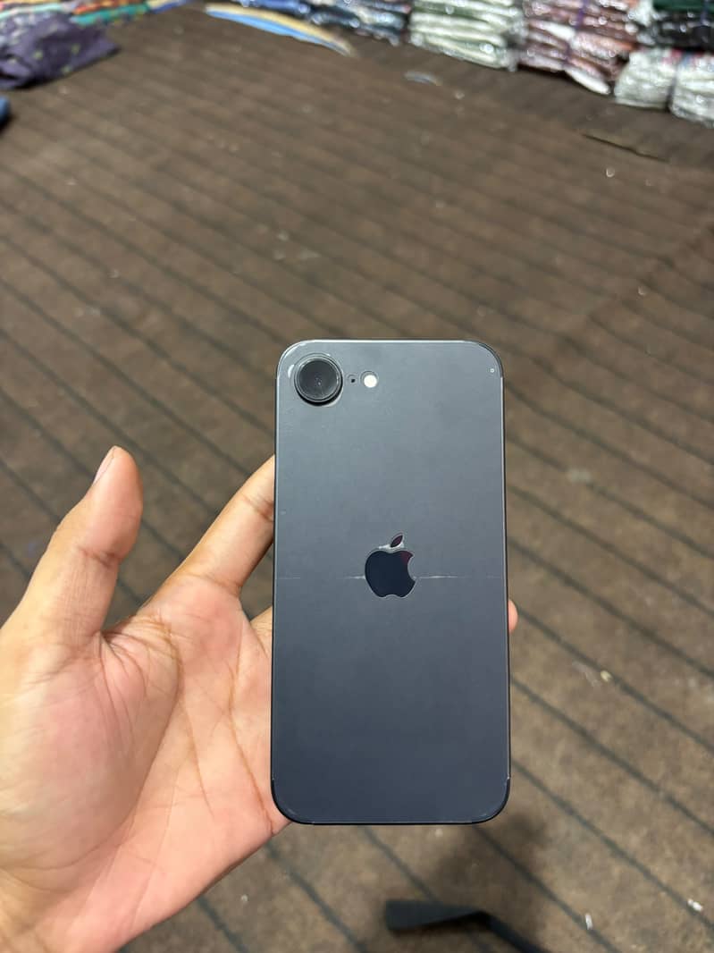 Apple iPhone 16e 4
