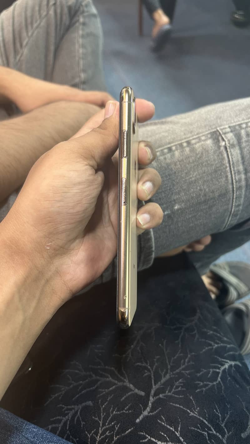 Apple iPhone XS Max 3