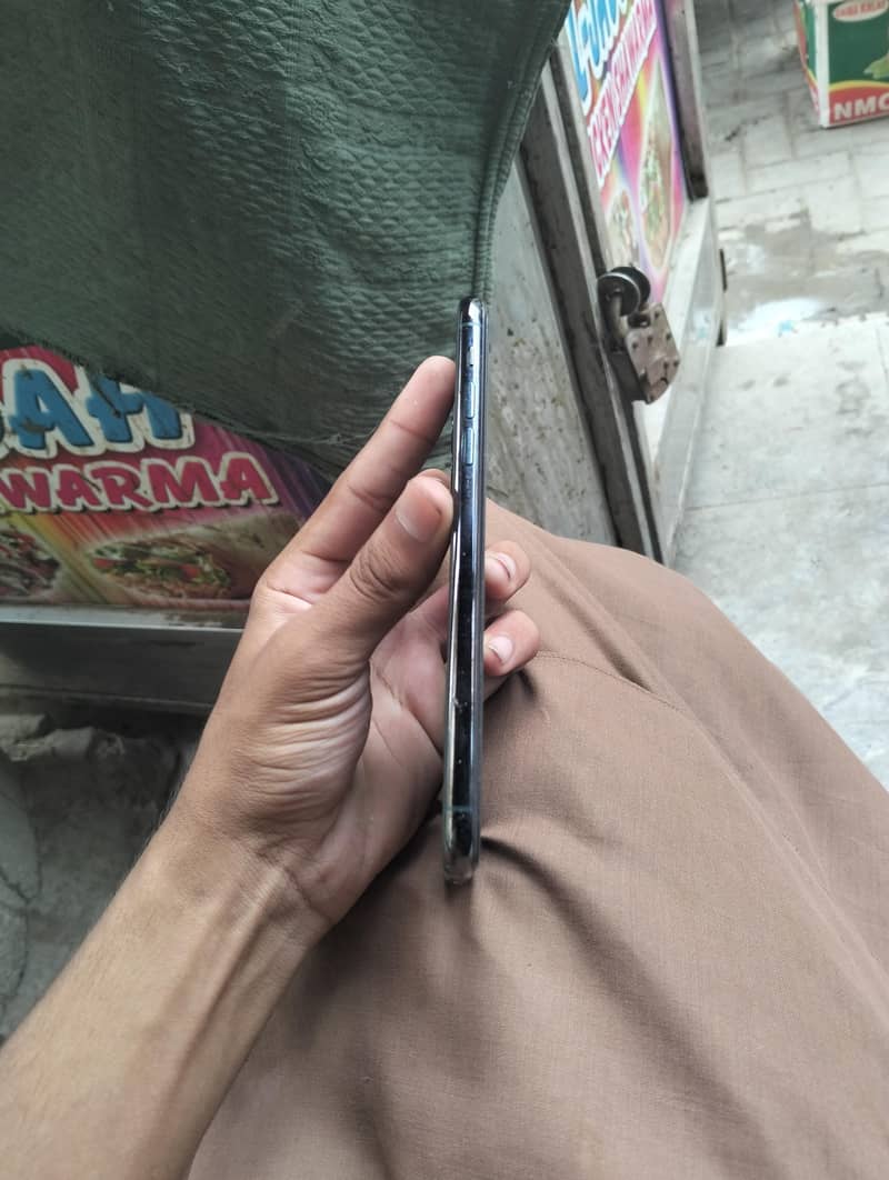 Apple iPhone 11 Pro Max 4