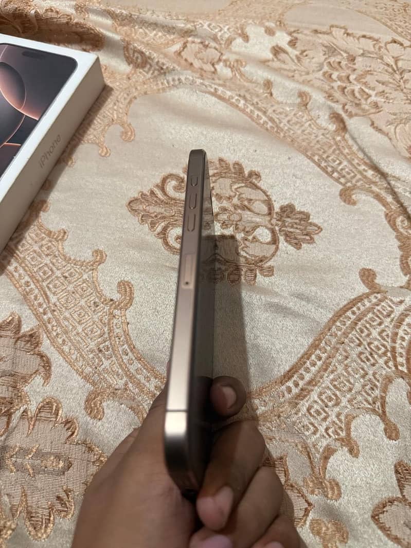 Apple iPhone 16 Pro Max 2