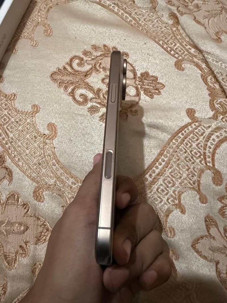 Apple iPhone 16 Pro Max 3