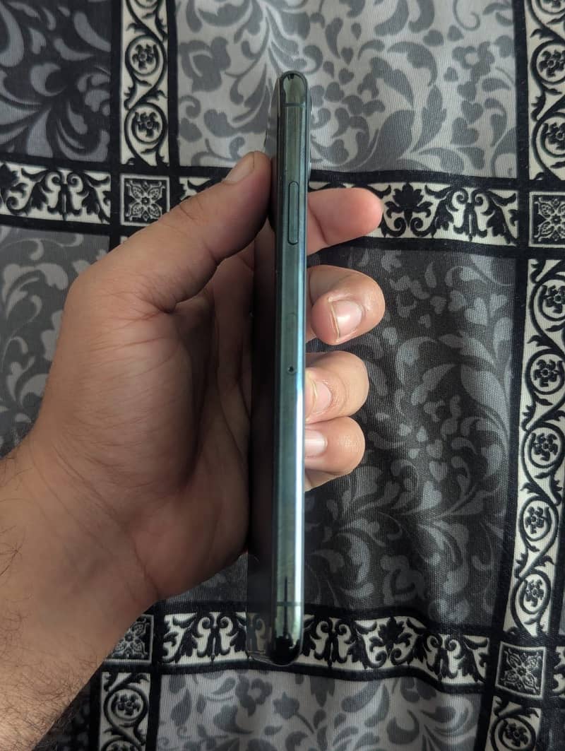 Apple iPhone 11 Pro Max 4