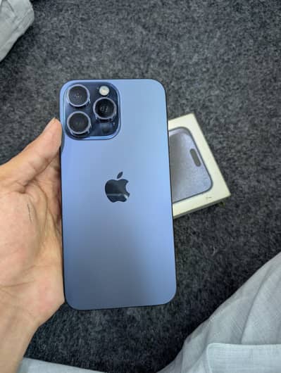 Apple iPhone 15 Pro Max blur titanium