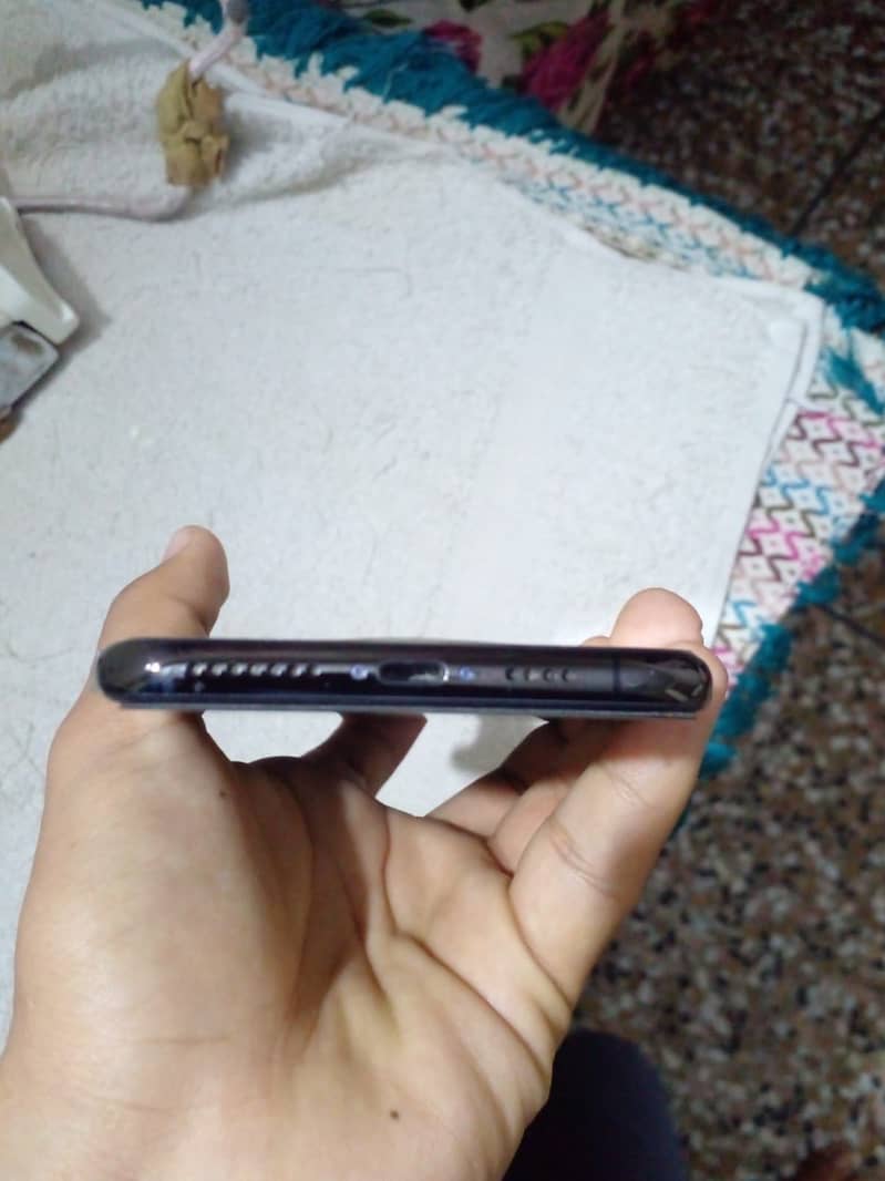 Apple iPhone XS Max 3