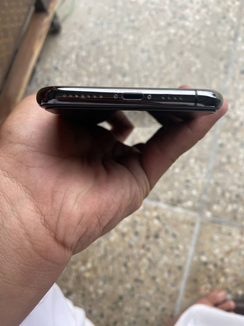 Apple iPhone 11 Pro Max 4