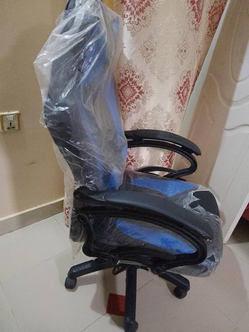 Computer and gaming chair, Revolving chair 1