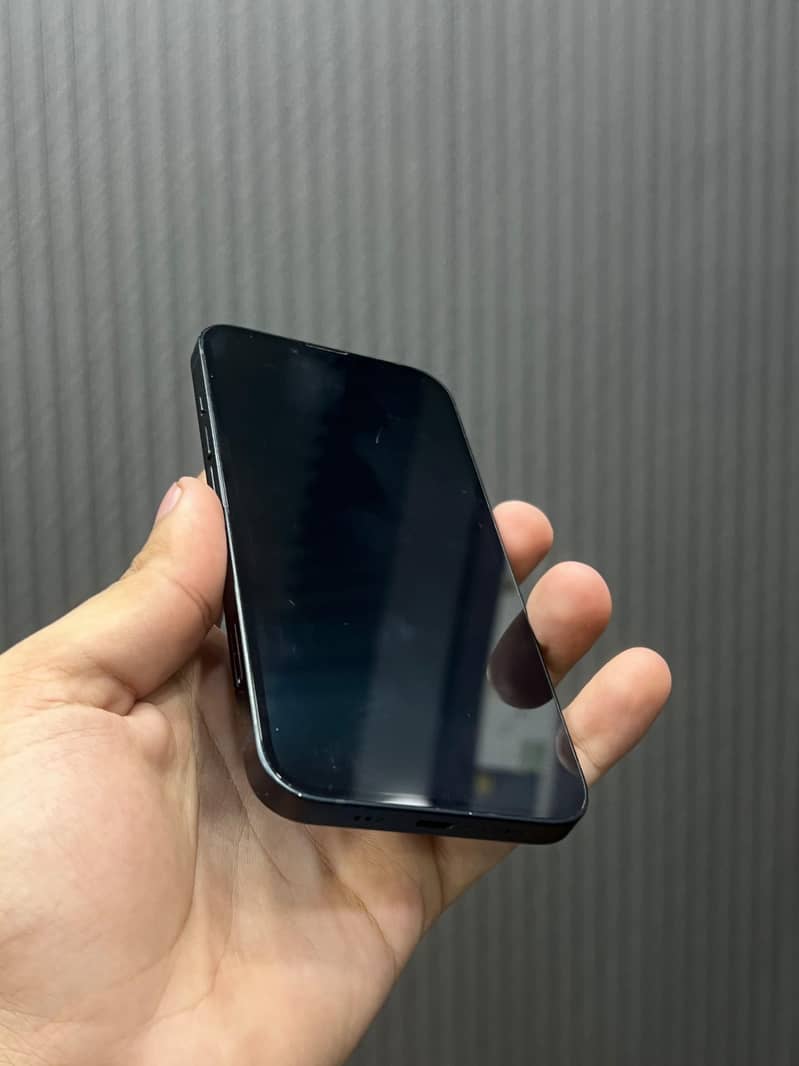 Apple iPhone 13 5