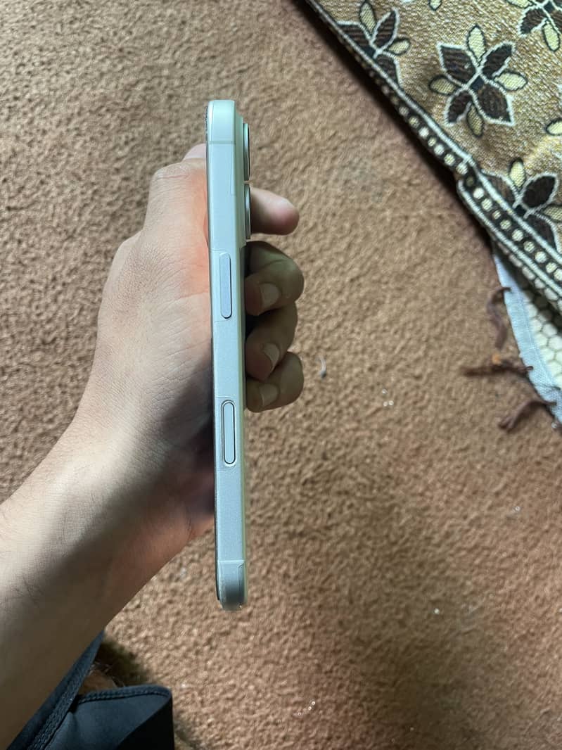Apple iPhone 16 2