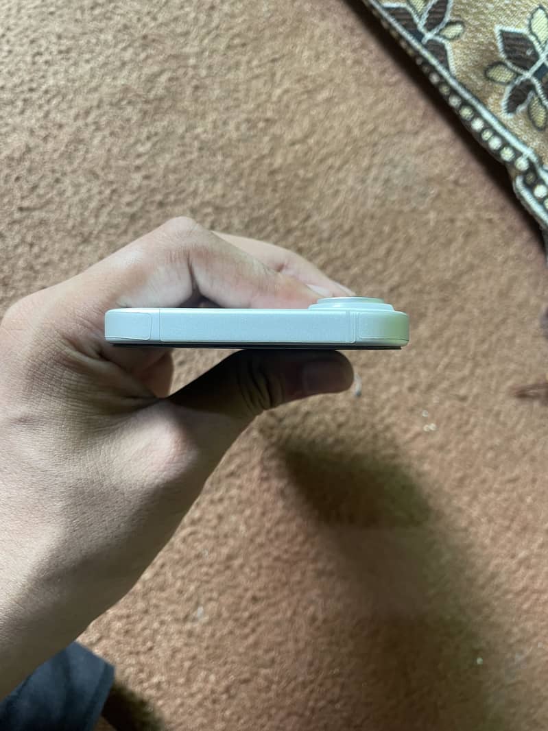 Apple iPhone 16 3