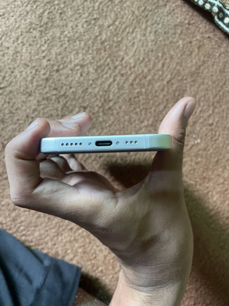 Apple iPhone 16 4