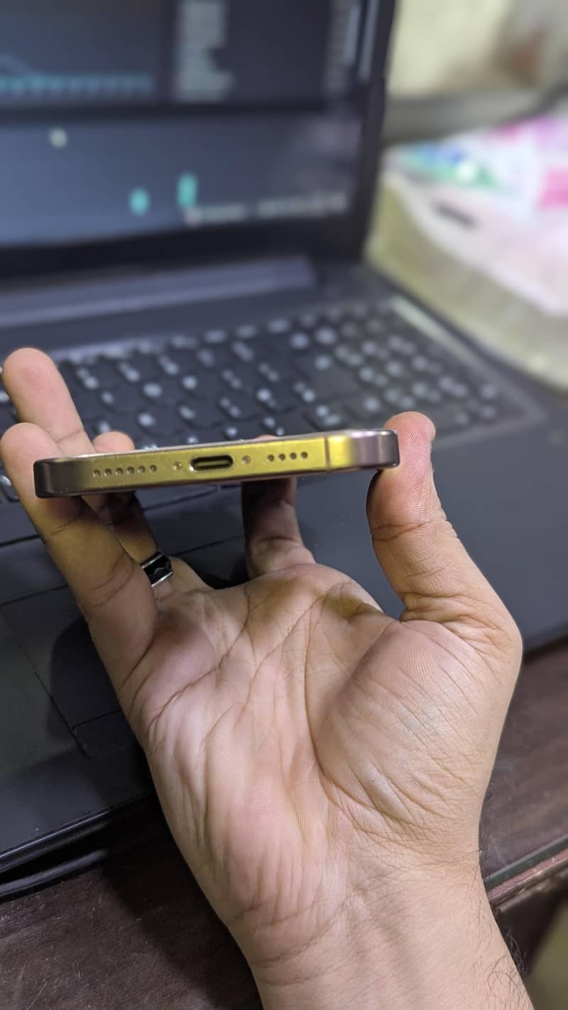 Apple iPhone 16 Pro Max 4