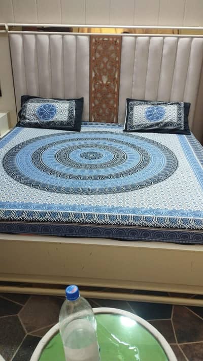 King size bed with storage settie